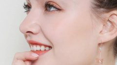 给自己一个爱笑的未来，做一个唇红齿白的女神~